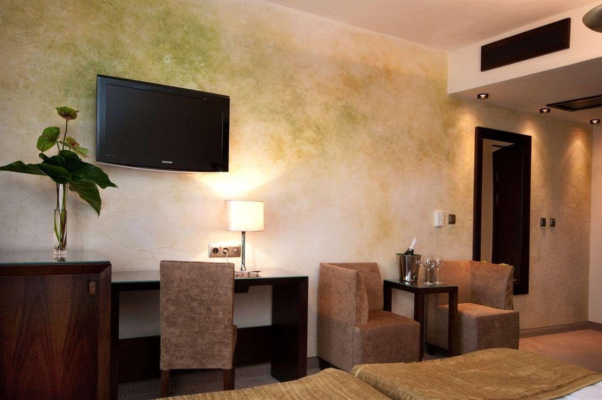 אופאלניצה Hotel Remes מראה חיצוני תמונה