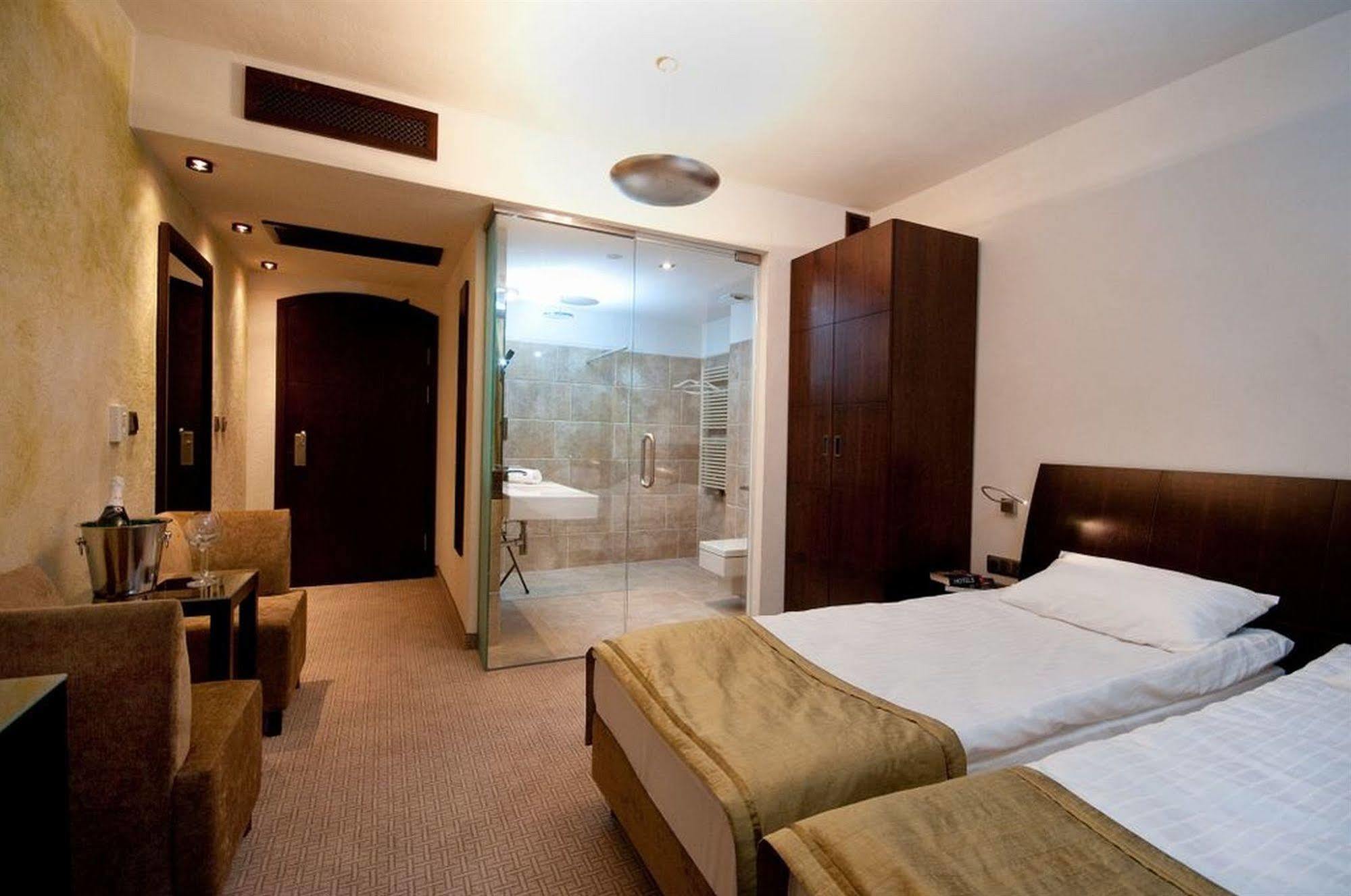 אופאלניצה Hotel Remes מראה חיצוני תמונה